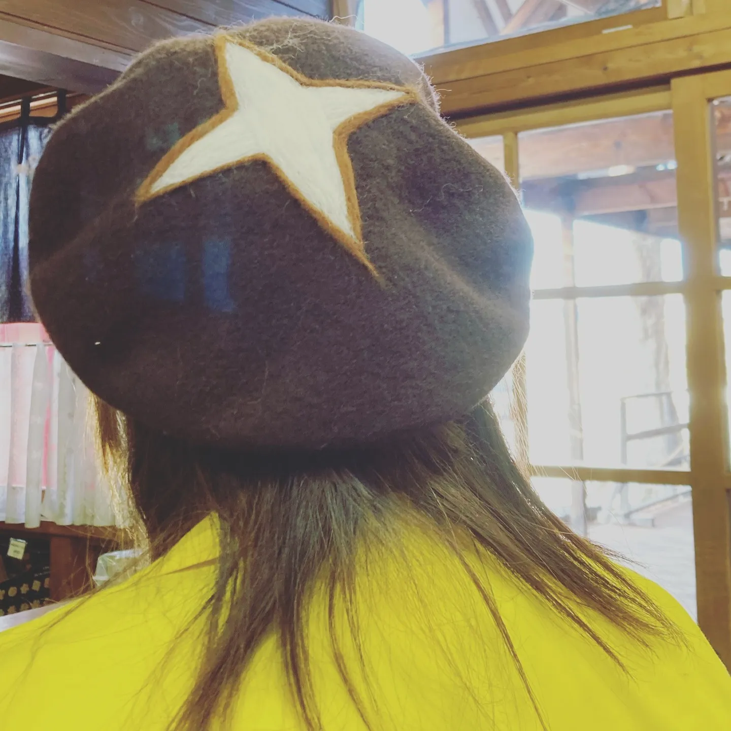 売店スタッフがかぶっている