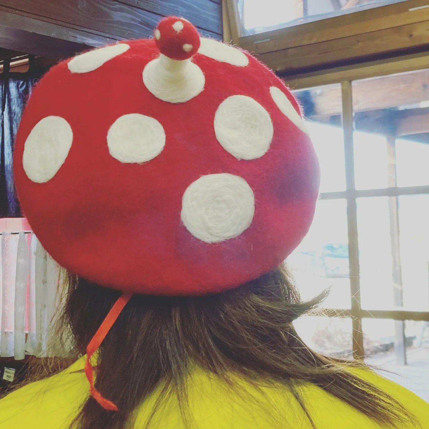 売店スタッフがかぶっている